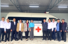 Bàn giao xe cứu thương cho Trung tâm Y tế thị xã An Khê
